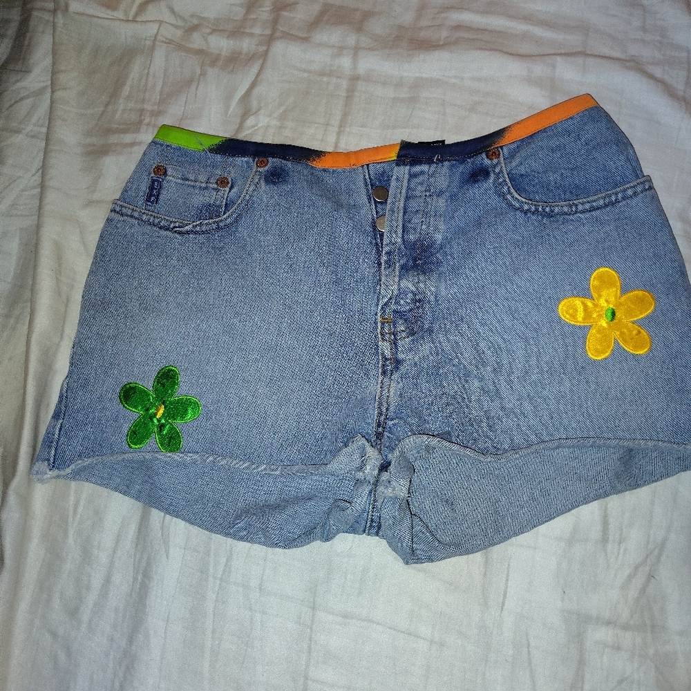 Vintage Express Bleus Euc Stylish Blue Denim Shorts with Floral Accents Sz 9/10